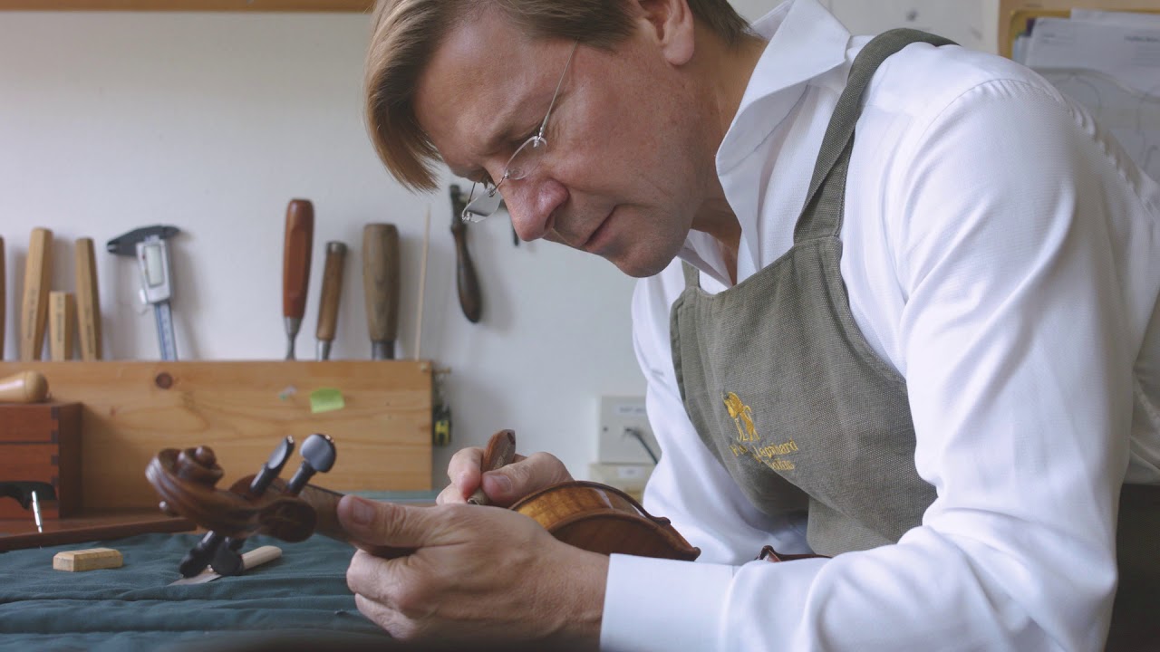 Florian Leonhard opens a Guarneri Del Gesù violin from 1734